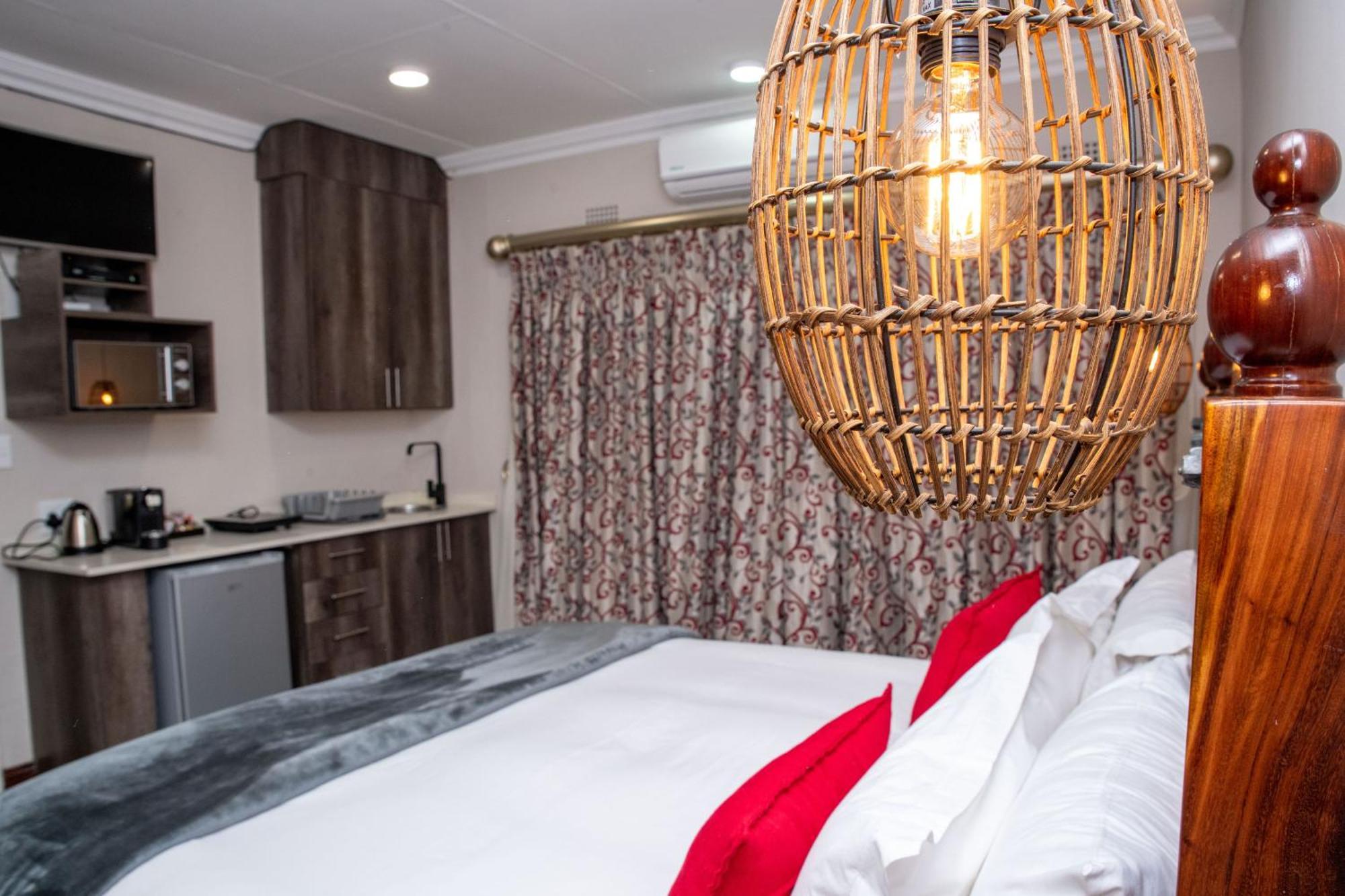 פאלאבורווה Iso'Bella Vita Guesthouse מראה חיצוני תמונה
